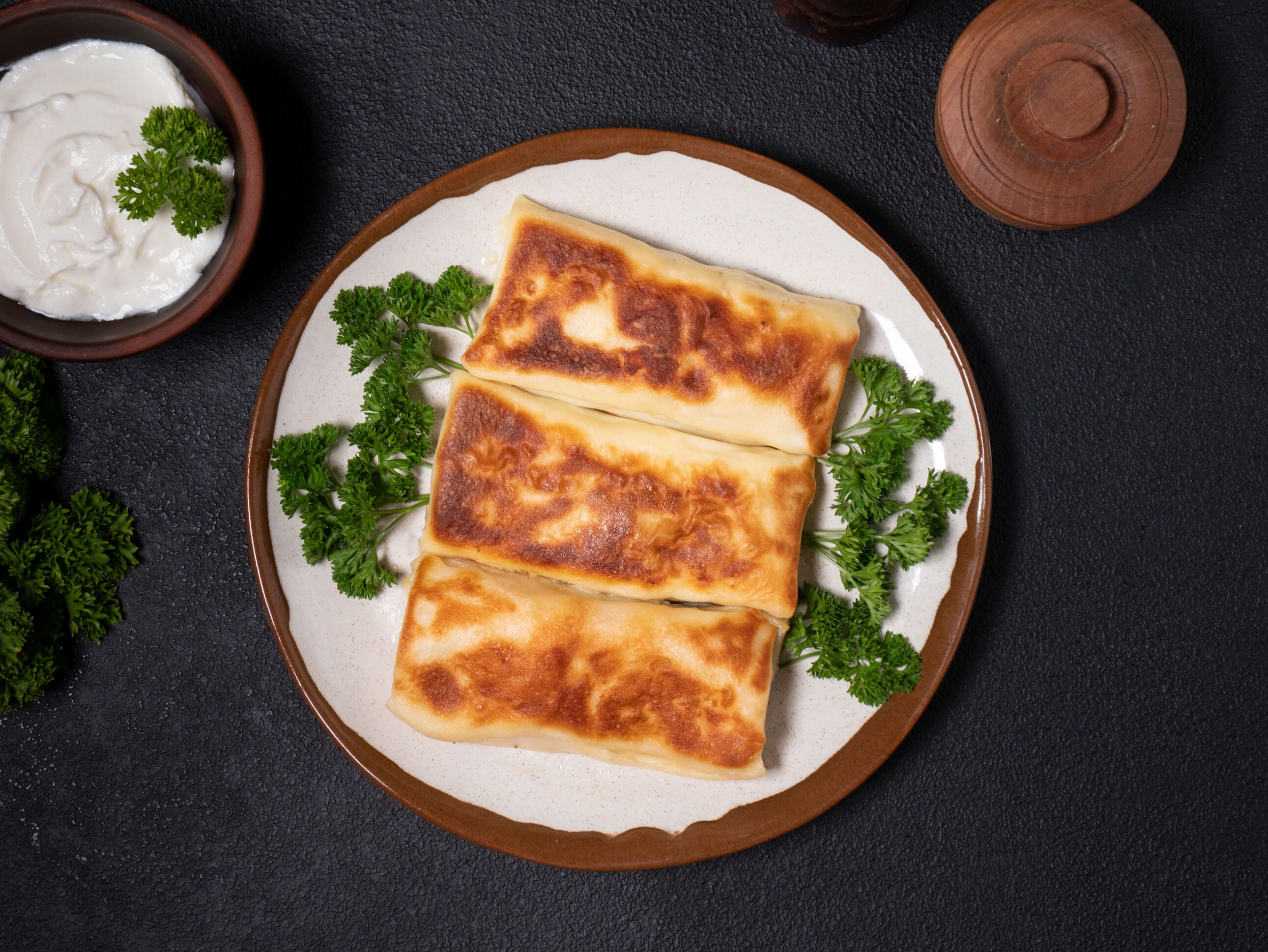 Lietiniai blynai su kumpio ir sūrio įdaru Lietiniai blynai su kumpio ir sūrio įdaru